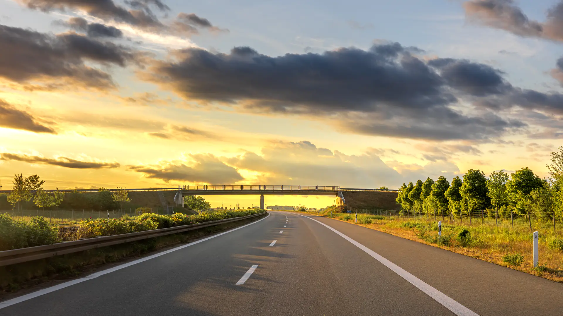 Carretera en ruta al atardecer